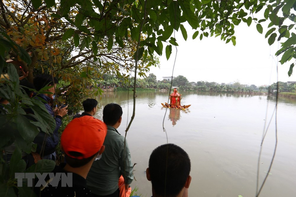 青年们将轿子在湖水心中不停地转动。越通社记者 明决 摄