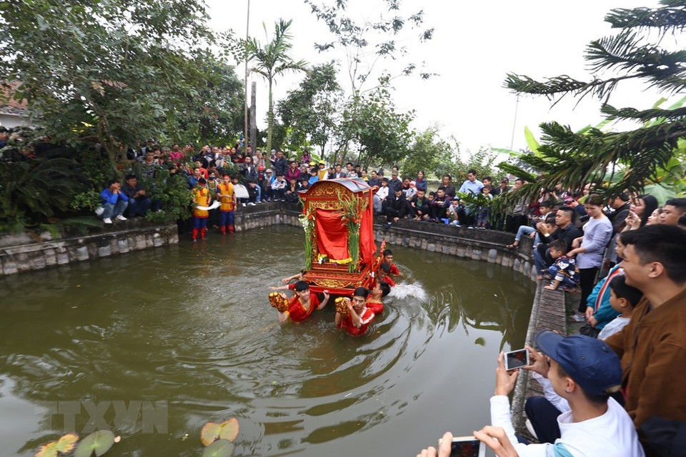 轿子在湖水中不停地转动。越通社记者 明决 摄