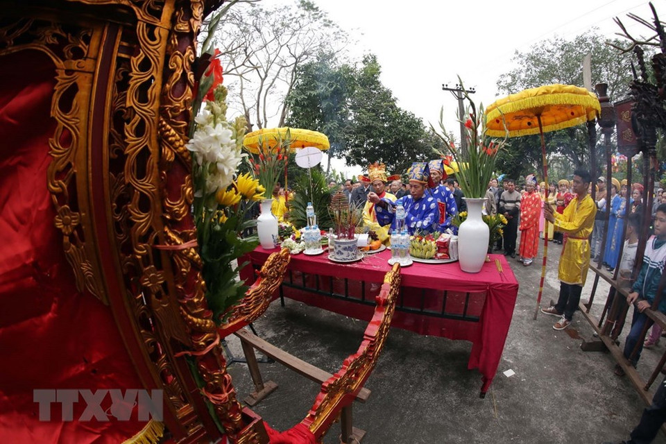 当地居民在凤武寺庙中进行祭祀仪式。越通社记者 明决 摄