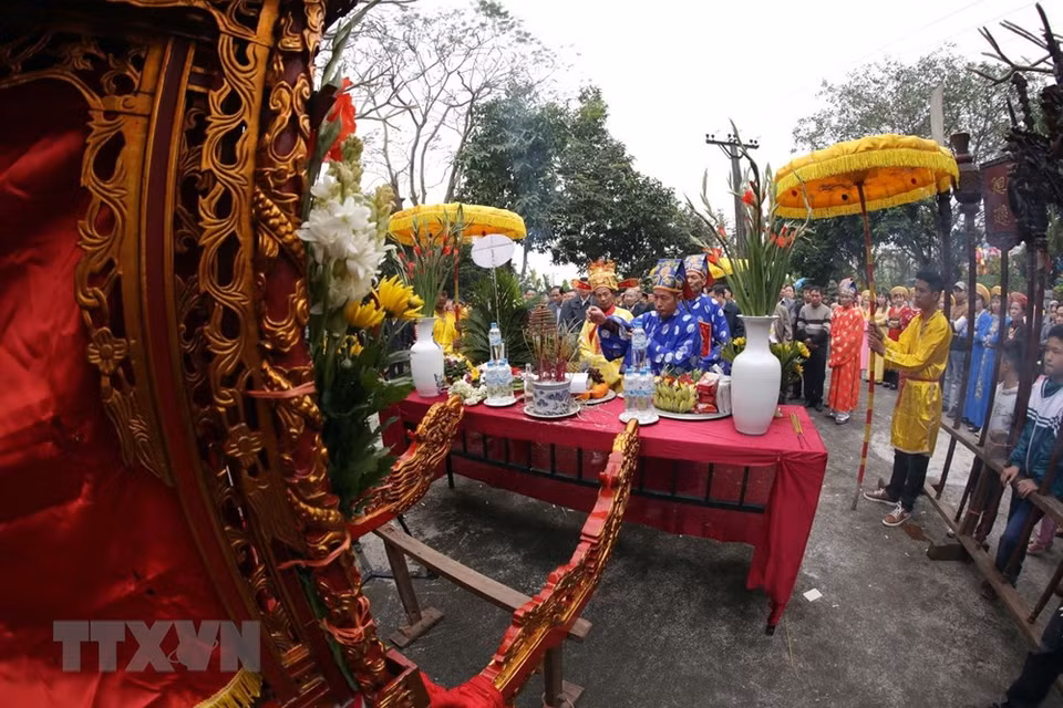 当地居民在凤武寺庙中进行祭祀仪式。越通社记者 明决 摄