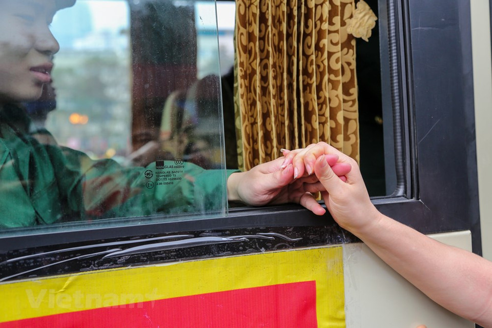 亲人为入伍新兵送行。越通社记者 明山 摄