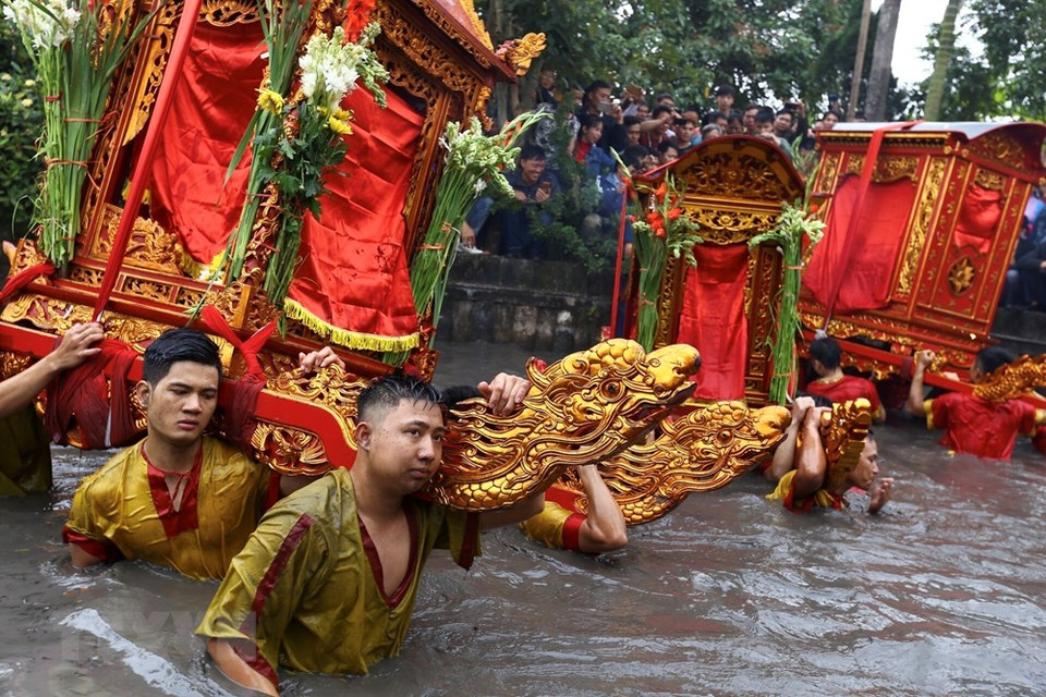 轿子在凤武寺庙的湖水中不停地转动。越通社记者 明决 摄