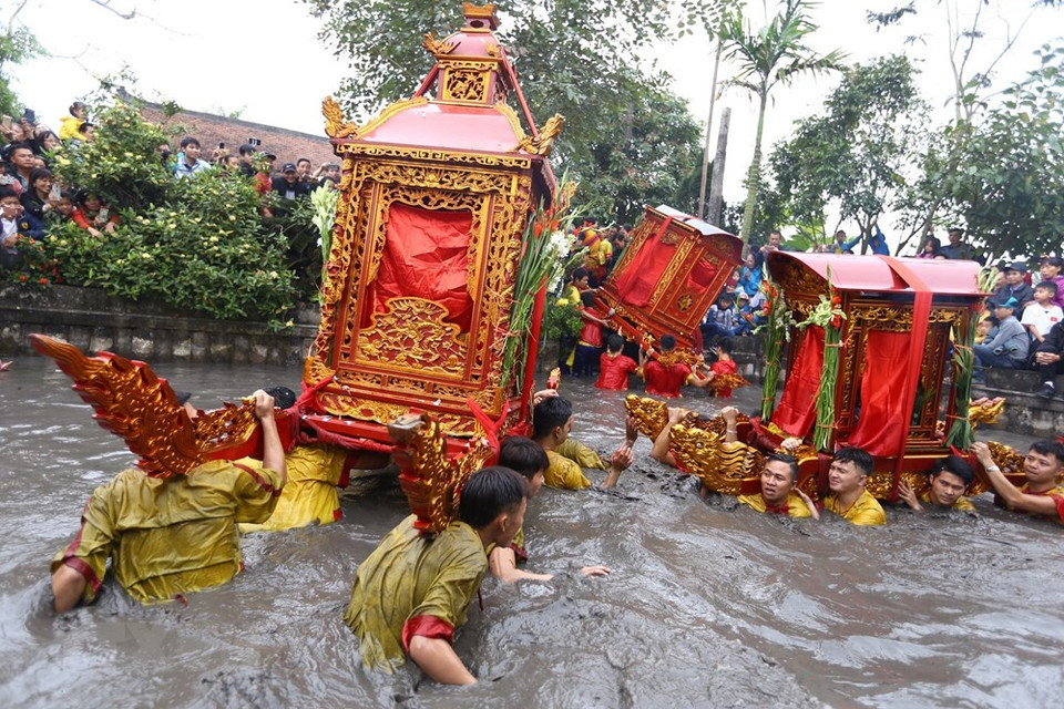 轿子在凤武寺庙的湖水中不停地转动。越通社记者 明决 摄
