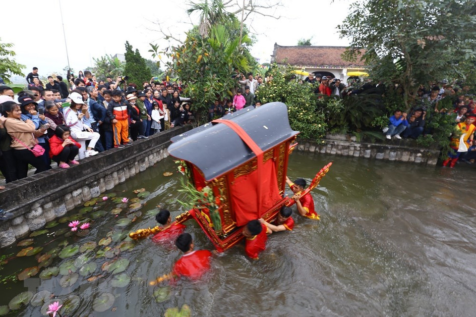轿子在湖水中不停地转动。越通社记者 明决 摄