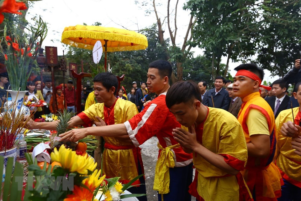 村里青年们在迎轿仪式之前敬香。越通社记者 明决 摄