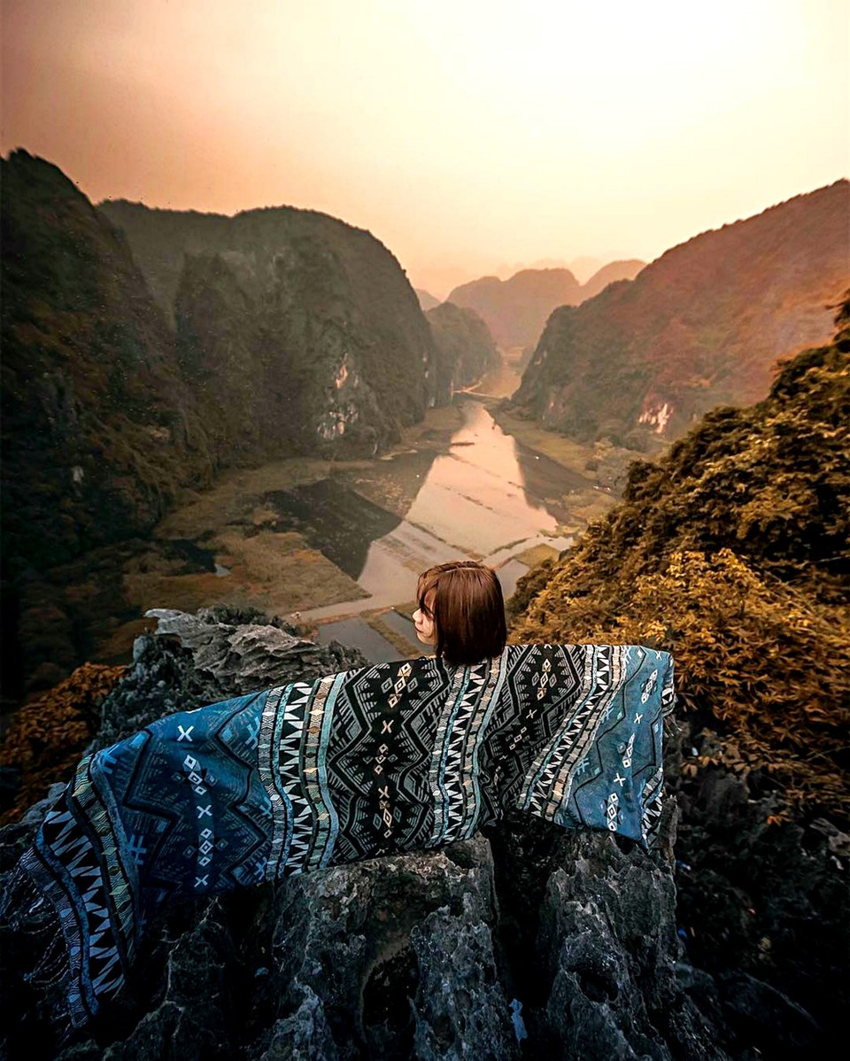 青年们在舞洞拍摄。图自越通社