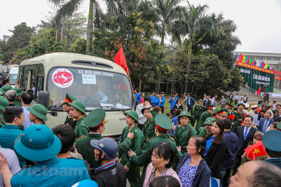 亲人为入伍新兵送行。越通社记者 明山 摄