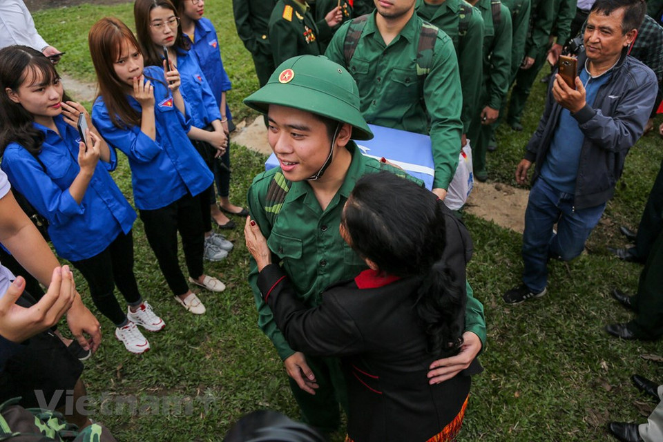 2019年，河内市大学、大专、中专等毕业的新兵比例达40.7%。越通社记者 明山 摄
