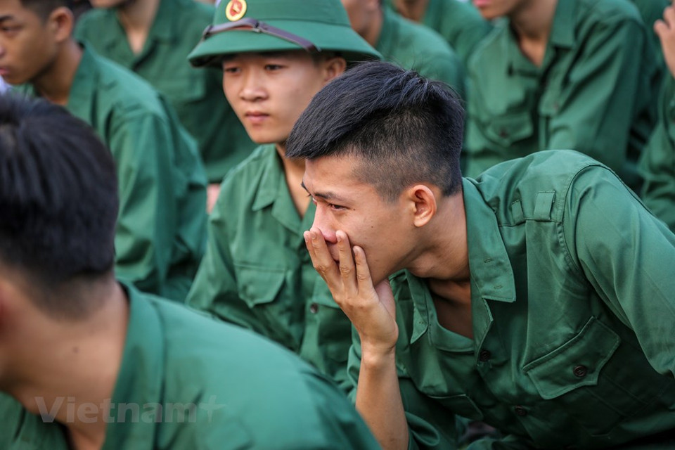 新兵对其家属的恋恋不舍之情。越通社记者 明山 摄