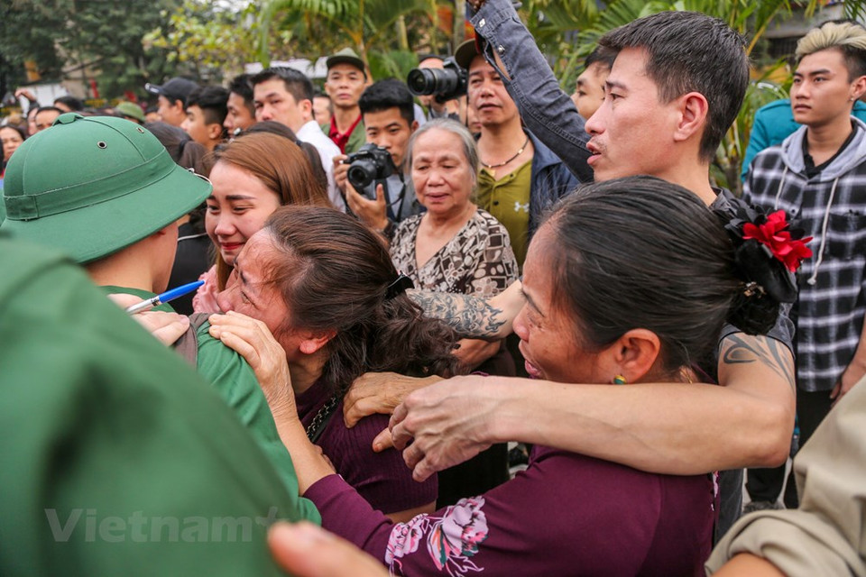 亲人为入伍新兵送行。越通社记者 明山 摄