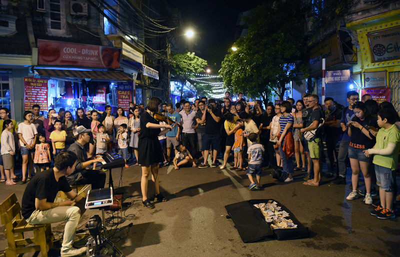 在陶维祠、马云、行鞋、梁玉眷等街道上，艺术家们演出各民族与现代相结合的节目。（图片来源：越南《人民报》）