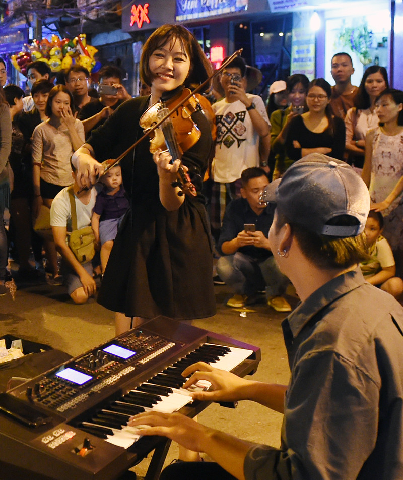 街头音乐家表演。（图片来源：越南《人民报》）