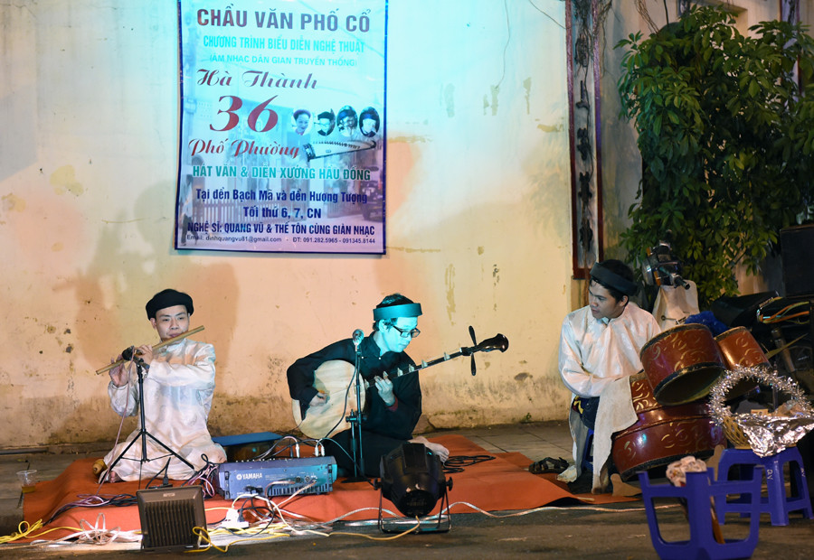 嘲歌表演节目。（图片来源：越南《人民报》）