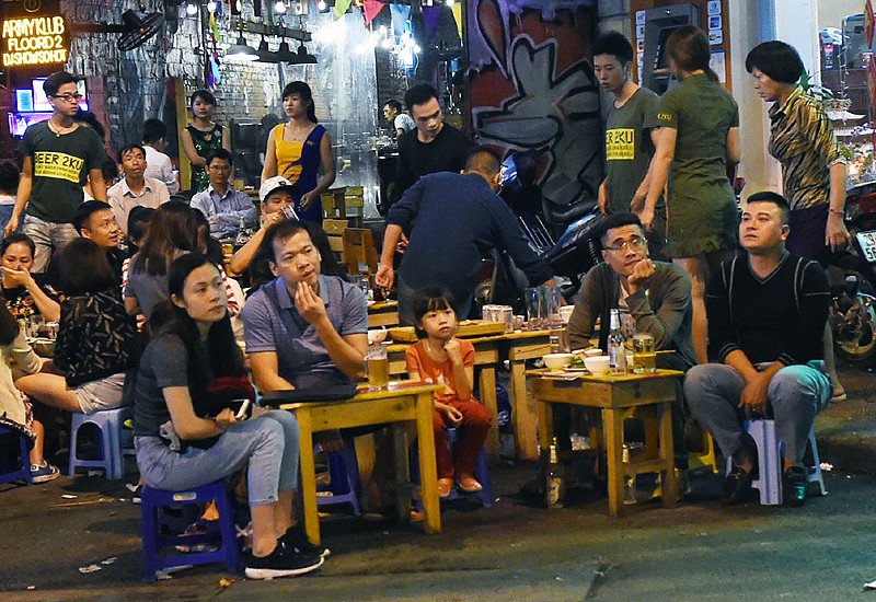 游客一边喝啤酒一边欣赏音乐。（图片来源：越南《人民报》）