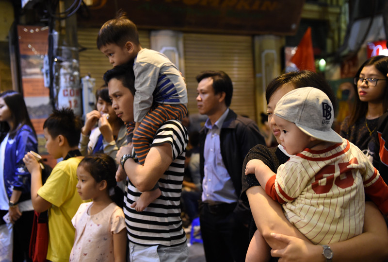 小朋友观看。（图片来源：越南《人民报》）