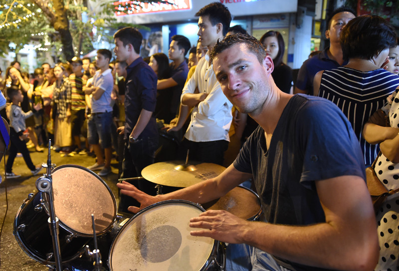 外国游客与演奏家一起表演。（图片来源：越南《人民报》）