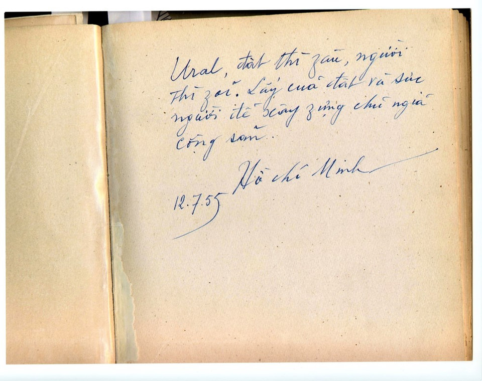 胡伯伯在乌拉尔国立矿业地质博物馆纪念薄上留言。图自越通社