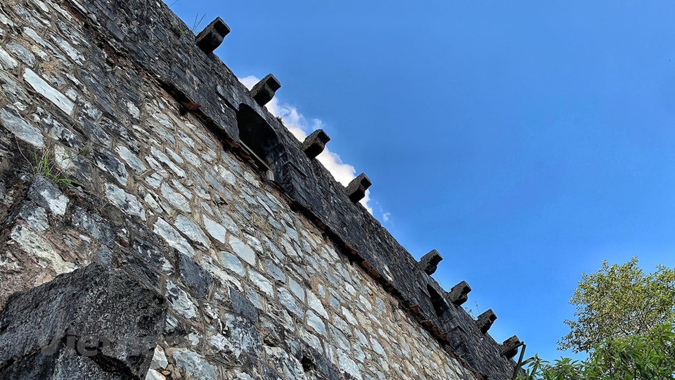 坚固的岩墙好像正向时间提出挑战。越通社记者 春梅 慑