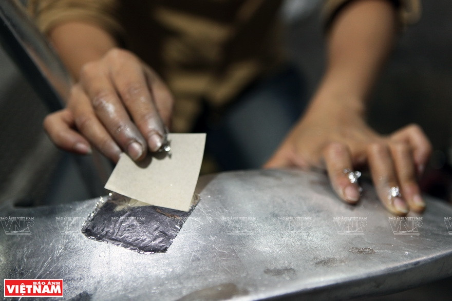 镀银工序需在避风室进行。图自越南画报