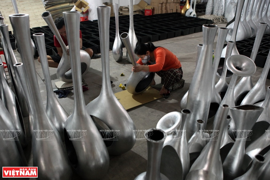 镀银后精心检查。图自越南画报