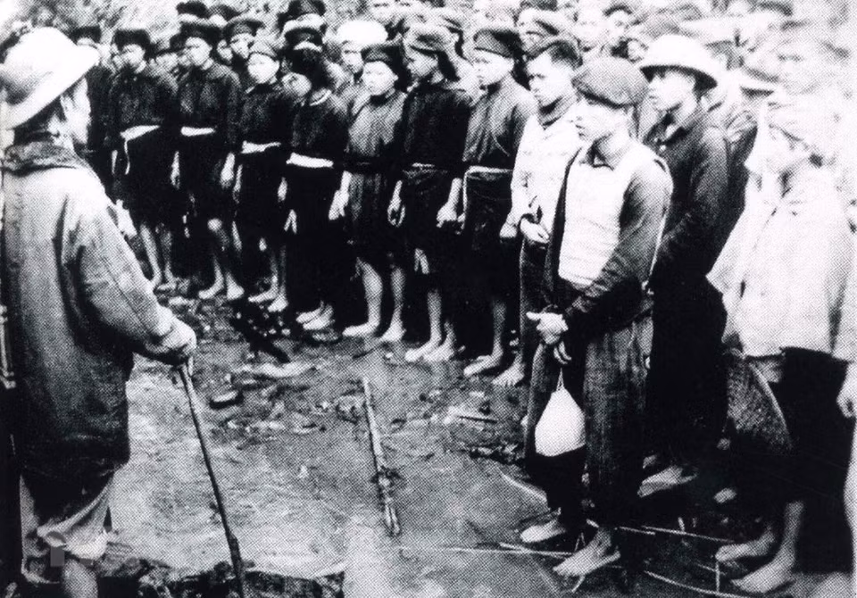 1951年，胡志明主席走访冲锋青年单位。图自越通社