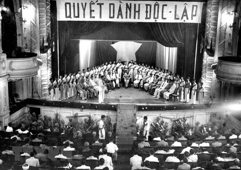 1945年11月5日，抗战日在全国举行，展现全国人民对南部地区同胞英勇奋战的精神的支持。在河内，胡志明主席出席在大剧院举行的活动并发表演讲。图自越通社