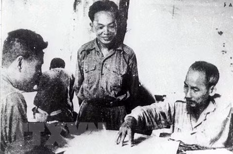 1950年，胡志明主席与武元甲大将研究边境战役的作战方案。图自越通社