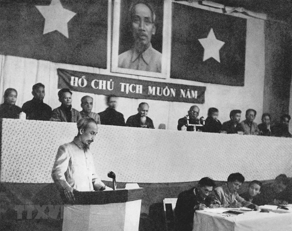 1953年12月，胡志明主席在越南民主共和国第一届国会第三次会议上宣读报告，通过《土地改革法》。图自越通社