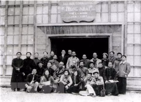 胡志明主席与代表们从1951年3月3日至7日在宣光省占化县荣光乡（今为金平乡）出席越南国民联合阵线统一大会。图自越通社