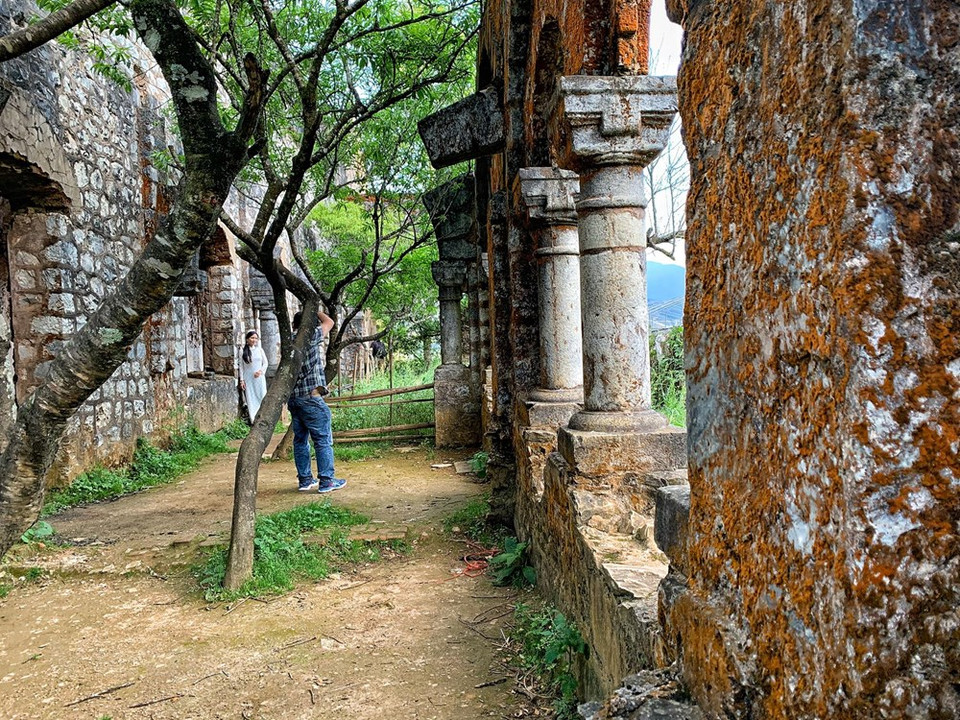 虽然长期被遗弃，但古老且拥有一股神秘之美的修道院却颇受游客们的喜爱。越通社记者 春梅 慑