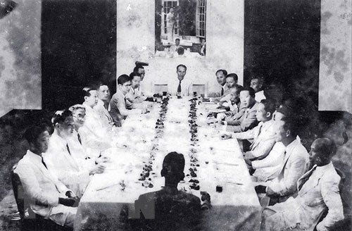 1945年9月3日，临时政府召开第一次会议，提出了紧迫性问题，其中包括坚决应对饥饿、文盲；尽快进行普选，从而为刚建立的越南民主共和国编撰《宪法》。图自越通社