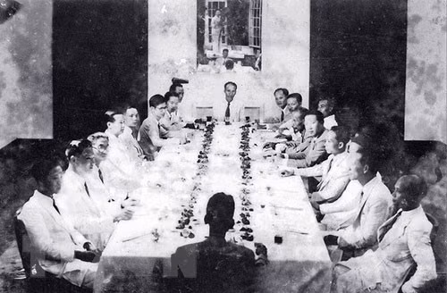 1945年9月3日，临时政府召开第一次会议，提出了紧迫性问题，其中包括坚决应对饥饿、文盲；尽快进行普选，从而为刚建立的越南民主共和国编撰《宪法》。图自越通社