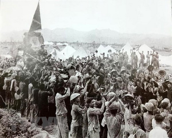 奠边府大捷庆祝游行仪式上的“决战-决胜”军旗和胡志明主席肖像。图自越通社