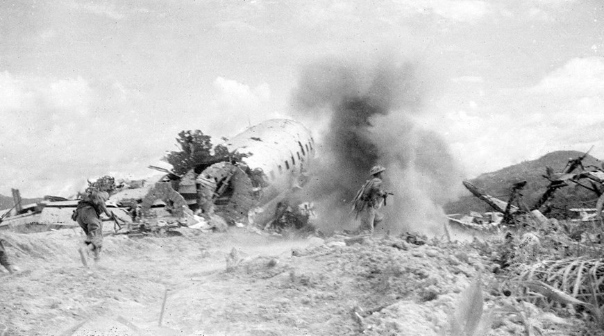 4月22日下午，越南军队攻击并控制芒青机场，切断敌军通往奠边府集团据点群的补给路线。图自越通社