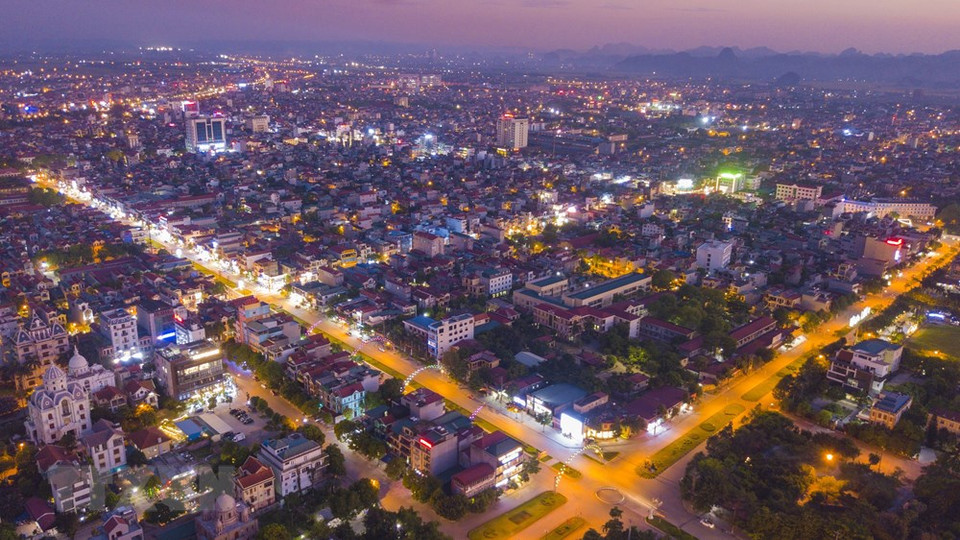 夜晚霓虹灯照亮天空的宁平市。越通社记者 明德 摄