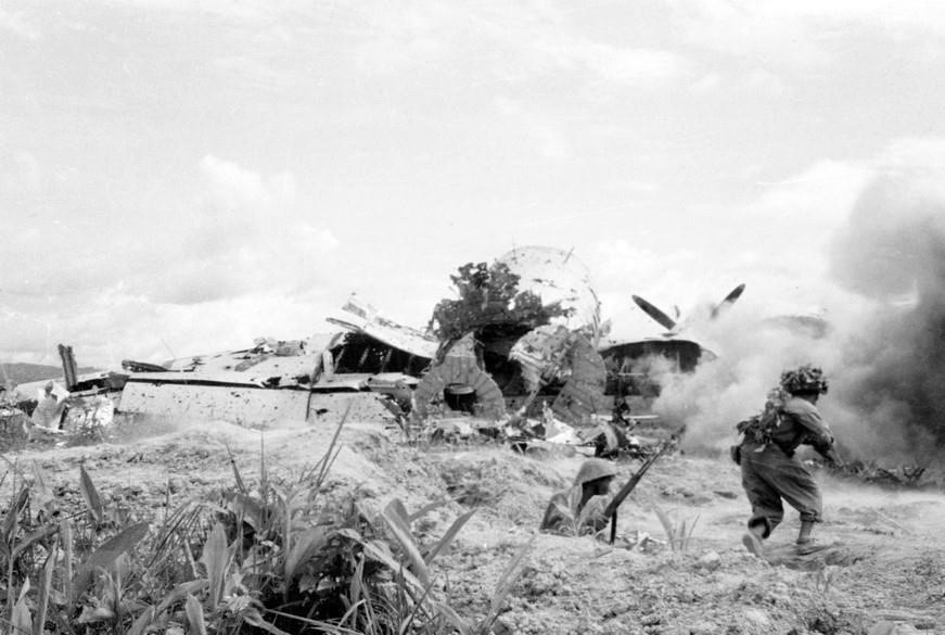 从4月22日下午，越南军队攻击并控制芒青机场，切断敌军通往奠边府集团据点群的补给路线。图自越通社