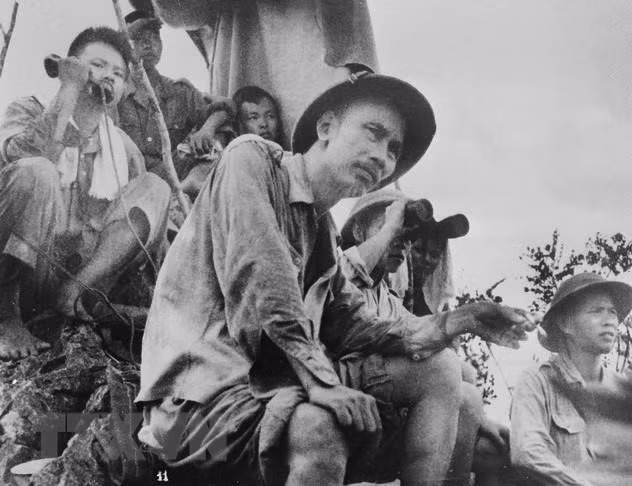 1950年9月16日，胡志明主席紧密跟踪我军进攻敌军东溪据点的演变，为边境战役拉开序幕。图自越通社
