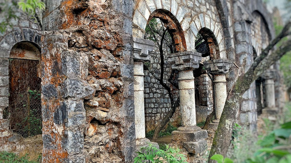 左泙村的古老修道院。越通社记者 春梅 慑