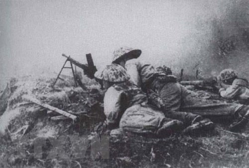 越南军队进攻敌军奠边府集团据点群的C3山丘据点。图自越通社