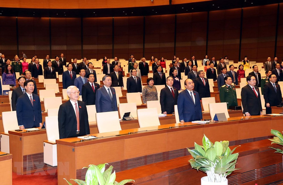 越南党、国家领导人和国会代表向国旗敬礼。图自越通社