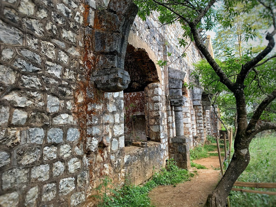 修道院包括5间，主要方向朝西，高于三层楼，是修女过着宗教生活之地。越通社记者 春梅 慑