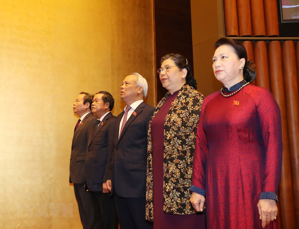 越南国会主席阮氏金银和各位国会副主席向国旗敬礼。图自越通社