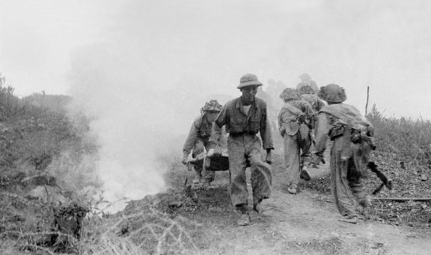 军医们始终坚持面向战场面向部队，及时给受伤的士兵进行治疗。图自越通社