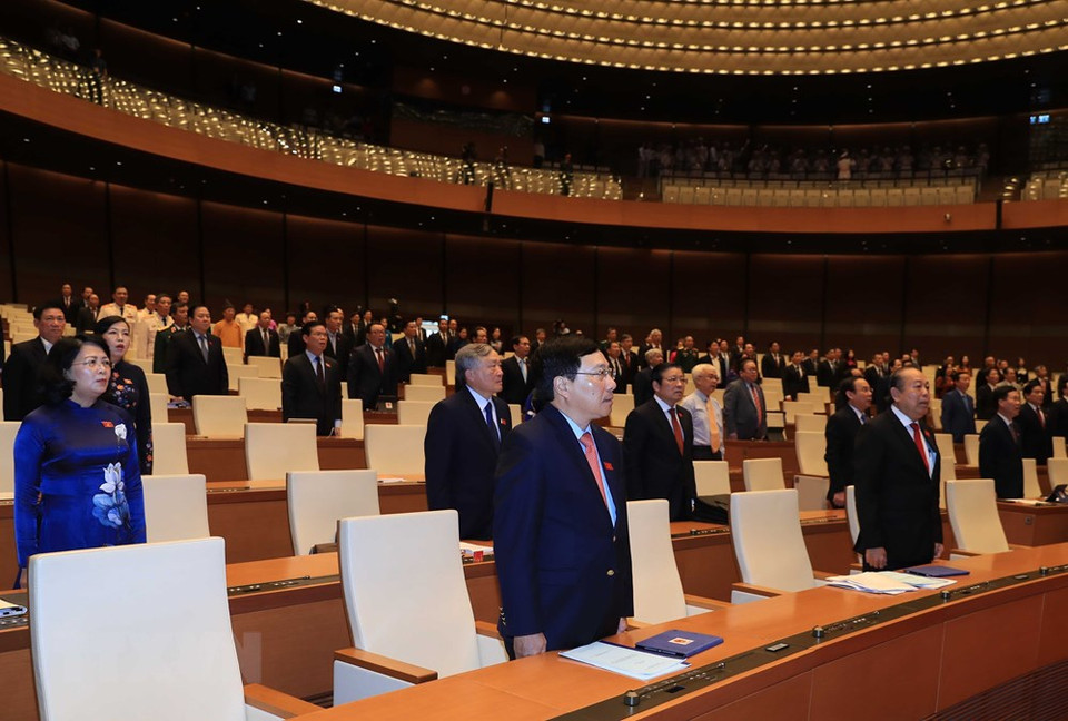 越南党、国家领导人和国会代表向国旗敬礼。图自越通社