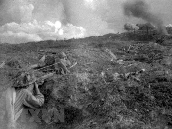 越南军队攻击敌军C1山丘据点。图自越通社