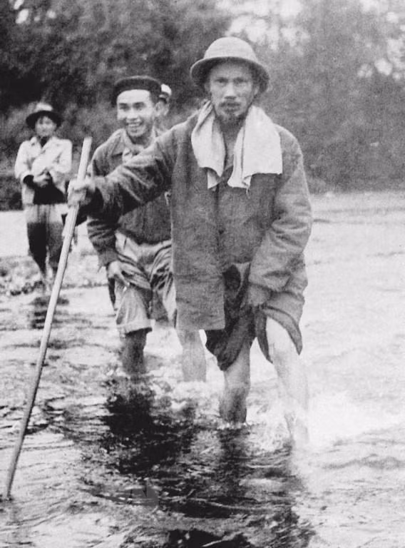 1951年，胡志明主席在越北根据地进行视察。图自越通社