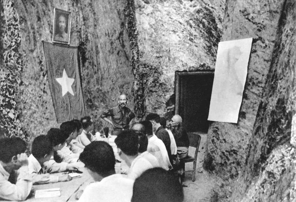 1954年7月23日，在奠边府战役取得全胜后，胡志明主席在宣光省安山县金关乡主持召开政府理事会会议。图自越通社