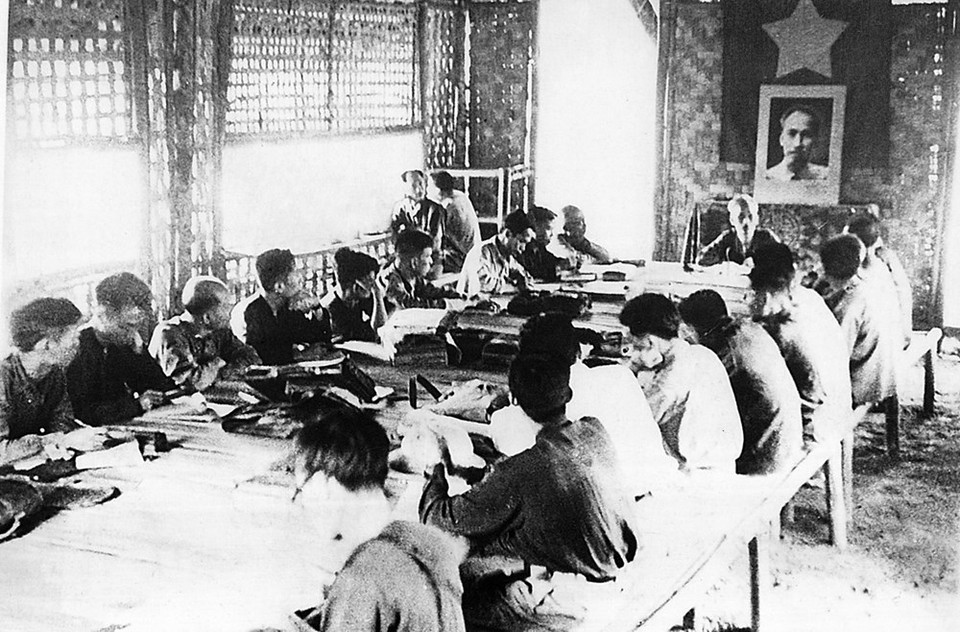 1953年，胡志明主席在越北主持召开政府理事会会议。图自越通社