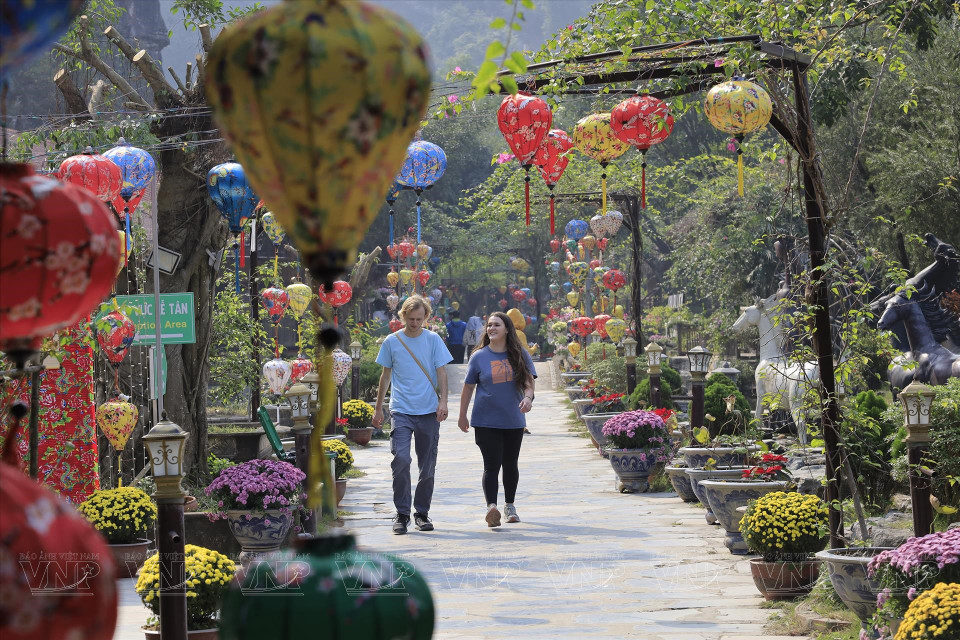 游客参观三谷旅游区的古街区。图自越通社/越南画报