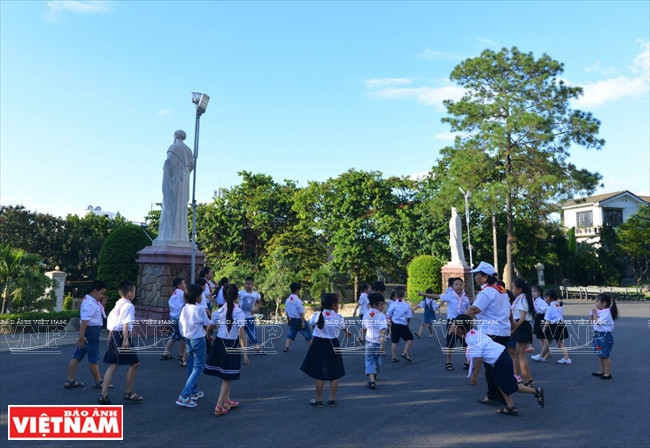 儿童们在府柑大教堂参加娱乐、歌舞、教义课程、外语课等活动。越通社记者 青和 摄